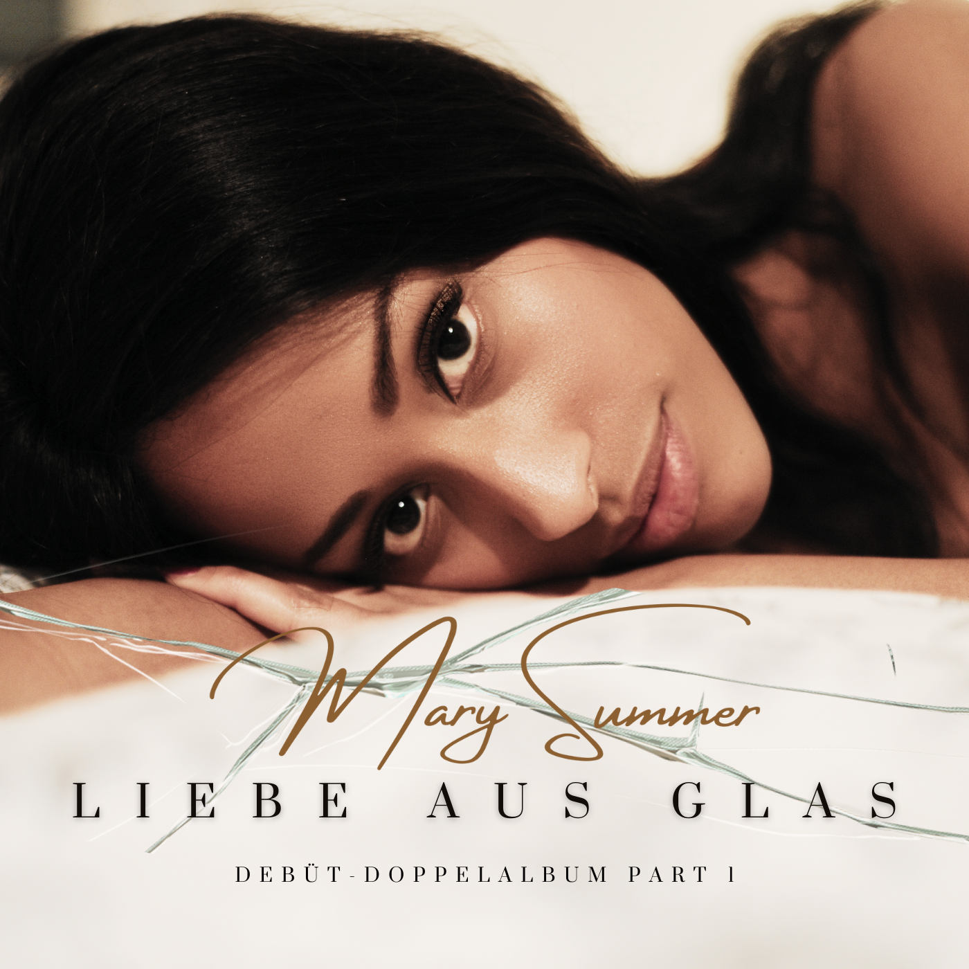 Cover Liebe aus Glas LP Mary Summer RnB Soul Pop Deutsch Sängerin blickt direkt in die Kamera, liegend